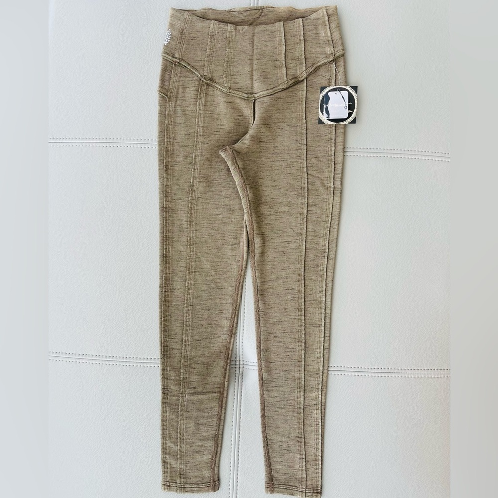 New with tags! FREE PEOPLE MOVEMENT Hybrid Legging in ARMY Size XS